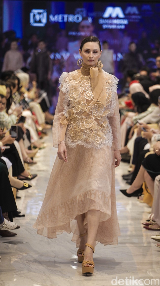 Denny Wirawan merilis koleksi busana glamour untuk Festive Raya Fashion Show 2025 di METRO Plaza Senayan, Jakarta. Kamis, [6/3/2025]. Foto: Dok. Andhika Prasetia.