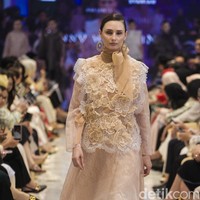 Denny Wirawan merilis koleksi busana glamour untuk Festive Raya Fashion Show 2025 di METRO Plaza Senayan, Jakarta. Kamis, [6/3/2025]. Foto: Dok. Andhika Prasetia.