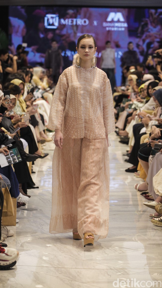 Denny Wirawan merilis koleksi busana glamour untuk Festive Raya Fashion Show 2025 di METRO Plaza Senayan, Jakarta. Kamis, [6/3/2025]. Foto: Dok. Andhika Prasetia.