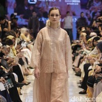 Denny Wirawan merilis koleksi busana glamour untuk Festive Raya Fashion Show 2025 di METRO Plaza Senayan, Jakarta. Kamis, [6/3/2025]. Foto: Dok. Andhika Prasetia.