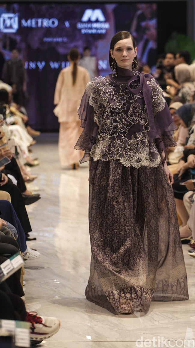 Denny Wirawan merilis koleksi busana glamour untuk Festive Raya Fashion Show 2025 di METRO Plaza Senayan, Jakarta. Kamis, [6/3/2025]. Foto: Dok. Andhika Prasetia.