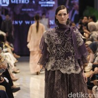 Denny Wirawan merilis koleksi busana glamour untuk Festive Raya Fashion Show 2025 di METRO Plaza Senayan, Jakarta. Kamis, [6/3/2025]. Foto: Dok. Andhika Prasetia.
