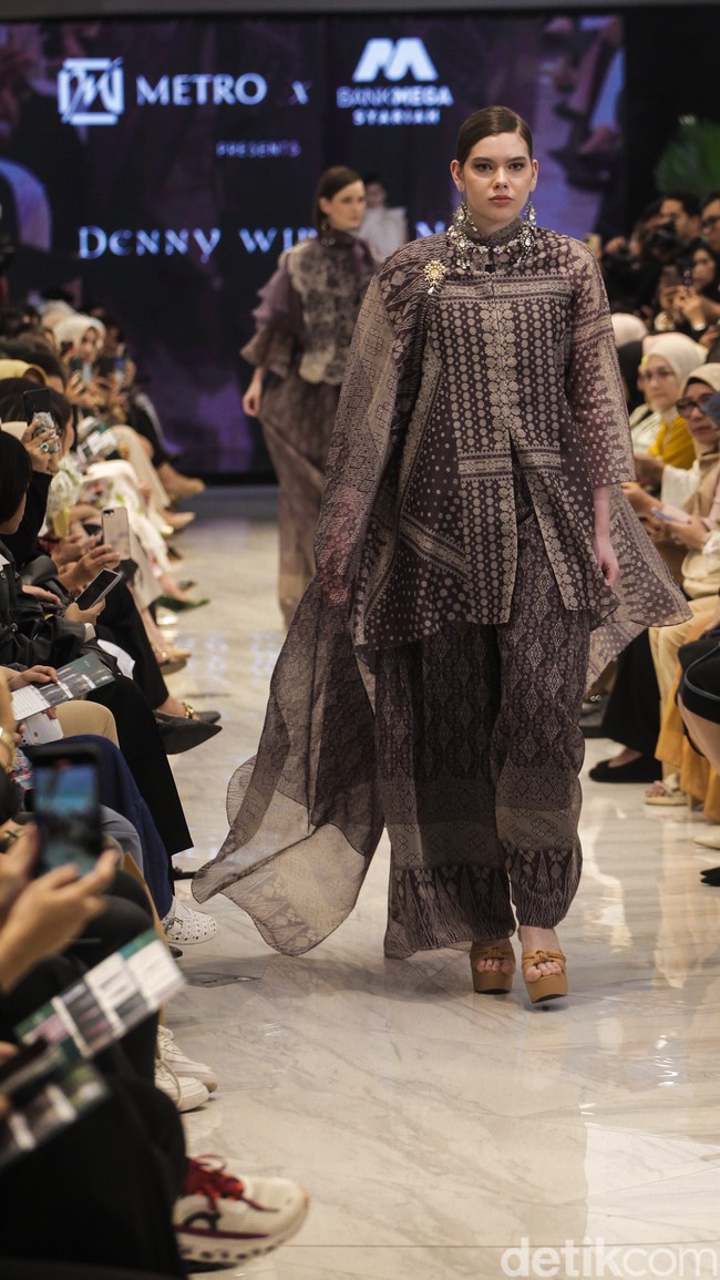 Denny Wirawan merilis koleksi busana glamour untuk Festive Raya Fashion Show 2025 di METRO Plaza Senayan, Jakarta. Kamis, [6/3/2025]. Foto: Dok. Andhika Prasetia.