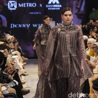 Denny Wirawan merilis koleksi busana glamour untuk Festive Raya Fashion Show 2025 di METRO Plaza Senayan, Jakarta. Kamis, [6/3/2025]. Foto: Dok. Andhika Prasetia.