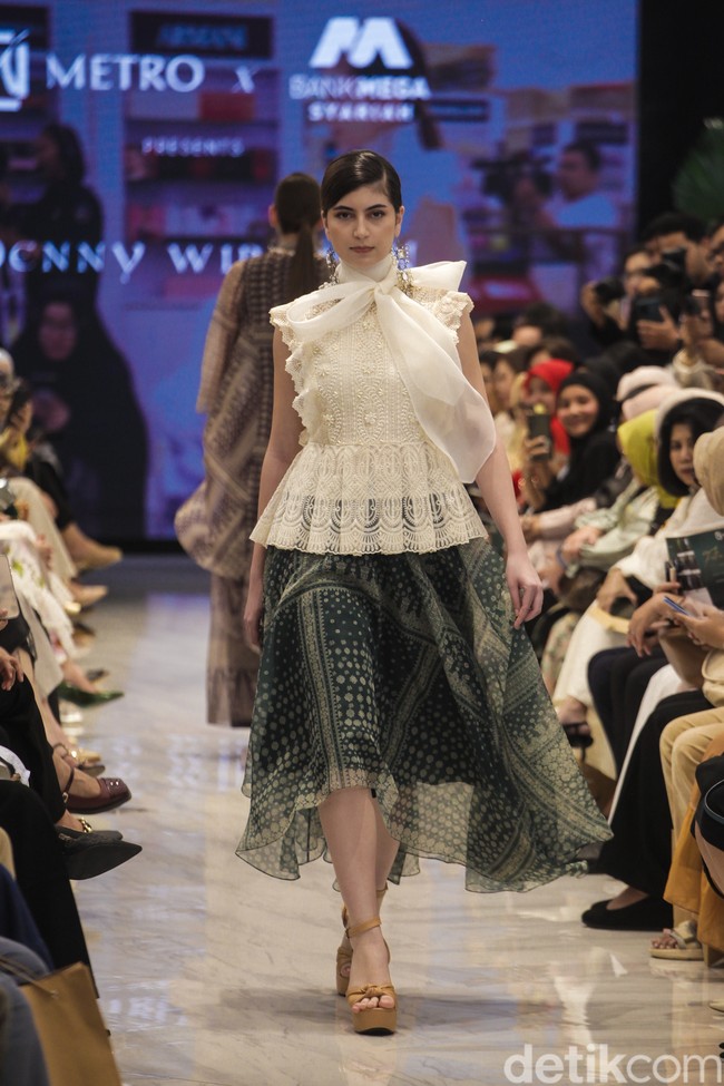 Denny Wirawan merilis koleksi busana glamour untuk Festive Raya Fashion Show 2025 di METRO Plaza Senayan, Jakarta. Kamis, [6/3/2025]. Foto: Dok. Andhika Prasetia.