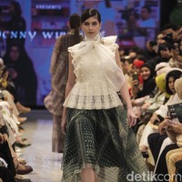 Denny Wirawan merilis koleksi busana glamour untuk Festive Raya Fashion Show 2025 di METRO Plaza Senayan, Jakarta. Kamis, [6/3/2025]. Foto: Dok. Andhika Prasetia.