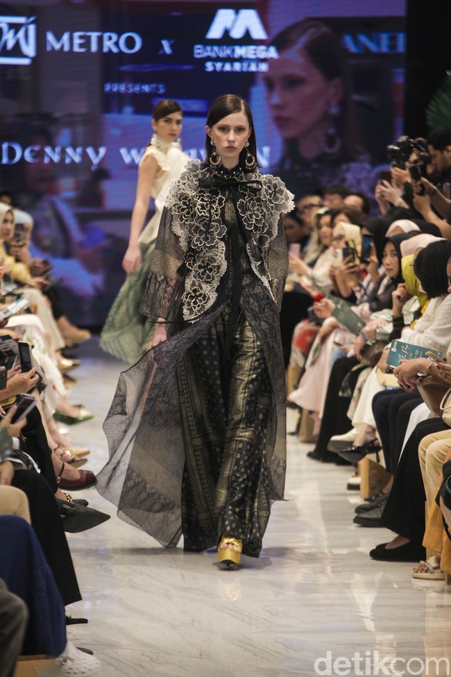 Denny Wirawan merilis koleksi busana glamour untuk Festive Raya Fashion Show 2025 di METRO Plaza Senayan, Jakarta. Kamis, [6/3/2025]. Foto: Dok. Andhika Prasetia.