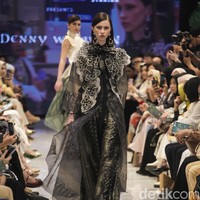 Denny Wirawan merilis koleksi busana glamour untuk Festive Raya Fashion Show 2025 di METRO Plaza Senayan, Jakarta. Kamis, [6/3/2025]. Foto: Dok. Andhika Prasetia.