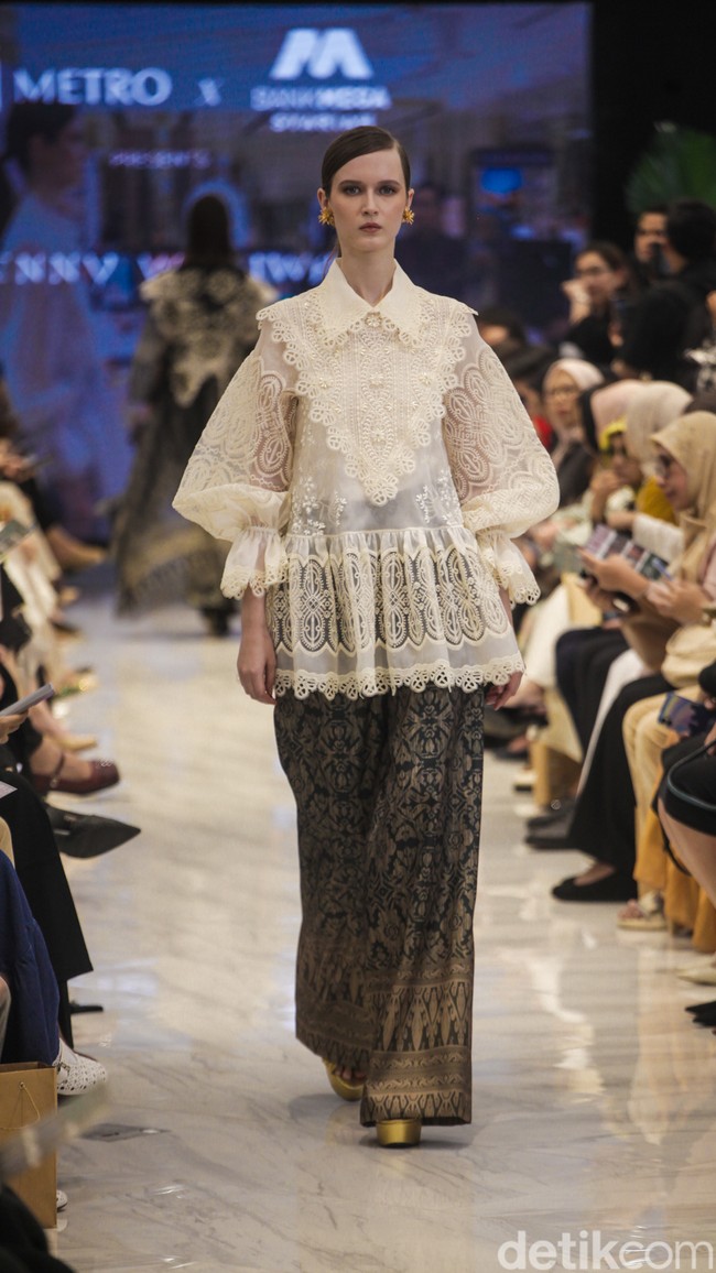 Denny Wirawan merilis koleksi busana glamour untuk Festive Raya Fashion Show 2025 di METRO Plaza Senayan, Jakarta. Kamis, [6/3/2025]. Foto: Dok. Andhika Prasetia.