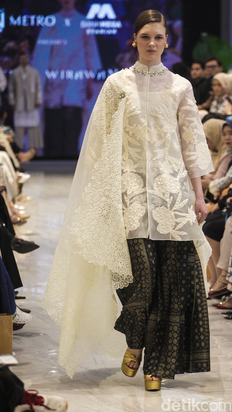 Model memperagakan busana rancangan Denny Wirawan dalam Metro Festive Raya Fashion Show 2025 di Plaza Senayan, Jakarta, Kamis (6/3/2025). Dalam gelaran Festive Raya kali ini, Metro menggandeng empat desainer Indonesia.