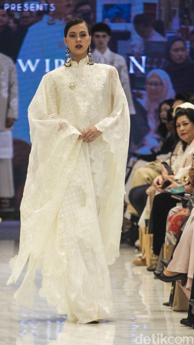 Denny Wirawan merilis koleksi busana glamour untuk Festive Raya Fashion Show 2025 di METRO Plaza Senayan, Jakarta. Kamis, [6/3/2025]. Foto: Dok. Andhika Prasetia.