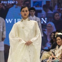 Denny Wirawan merilis koleksi busana glamour untuk Festive Raya Fashion Show 2025 di METRO Plaza Senayan, Jakarta. Kamis, [6/3/2025]. Foto: Dok. Andhika Prasetia.