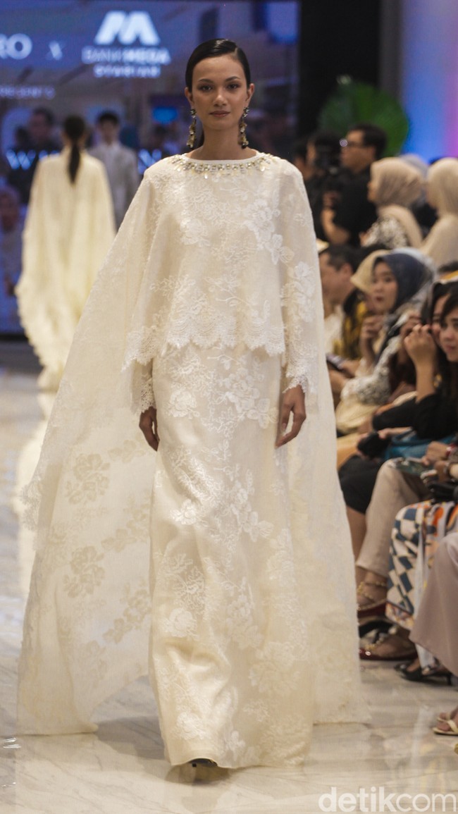 Denny Wirawan merilis koleksi busana glamour untuk Festive Raya Fashion Show 2025 di METRO Plaza Senayan, Jakarta. Kamis, [6/3/2025]. Foto: Dok. Andhika Prasetia.