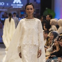 Denny Wirawan merilis koleksi busana glamour untuk Festive Raya Fashion Show 2025 di METRO Plaza Senayan, Jakarta. Kamis, [6/3/2025]. Foto: Dok. Andhika Prasetia.