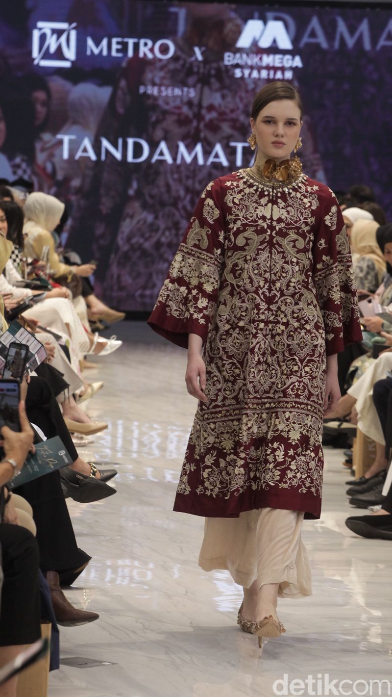 Model memperagakan busana rancangan Tandamata dalam Metro Festive Raya Fashion Show 2025 di Plaza Senayan, Jakarta, Kamis (6/3/2025). Dalam gelaran Festive Raya kali ini, Metro menggandeng empat desainer Indonesia.