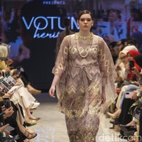 Voltum Heritage, koleksi ready to wear dari Sebastian Gunawan menghadirkan busana dengan permainan motif grafis dan potongan yang elegan.Fashion show Votum Heritage digelar di METRO Plaza Senayan, Jakarta. Kamis, [6/3/2025]. Foto: Dok. Andhika Prasetia.