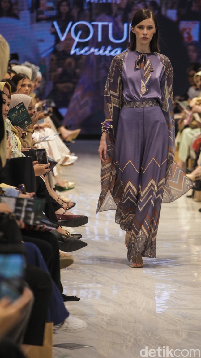 Voltum Heritage, koleksi ready to wear dari Sebastian Gunawan menghadirkan busana dengan permainan motif grafis dan potongan yang elegan.Fashion show Votum Heritage digelar di METRO Plaza Senayan, Jakarta. Kamis, [6/3/2025]. Foto: Dok. Andhika Prasetia.
