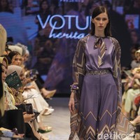 Voltum Heritage, koleksi ready to wear dari Sebastian Gunawan menghadirkan busana dengan permainan motif grafis dan potongan yang elegan.Fashion show Votum Heritage digelar di METRO Plaza Senayan, Jakarta. Kamis, [6/3/2025]. Foto: Dok. Andhika Prasetia.