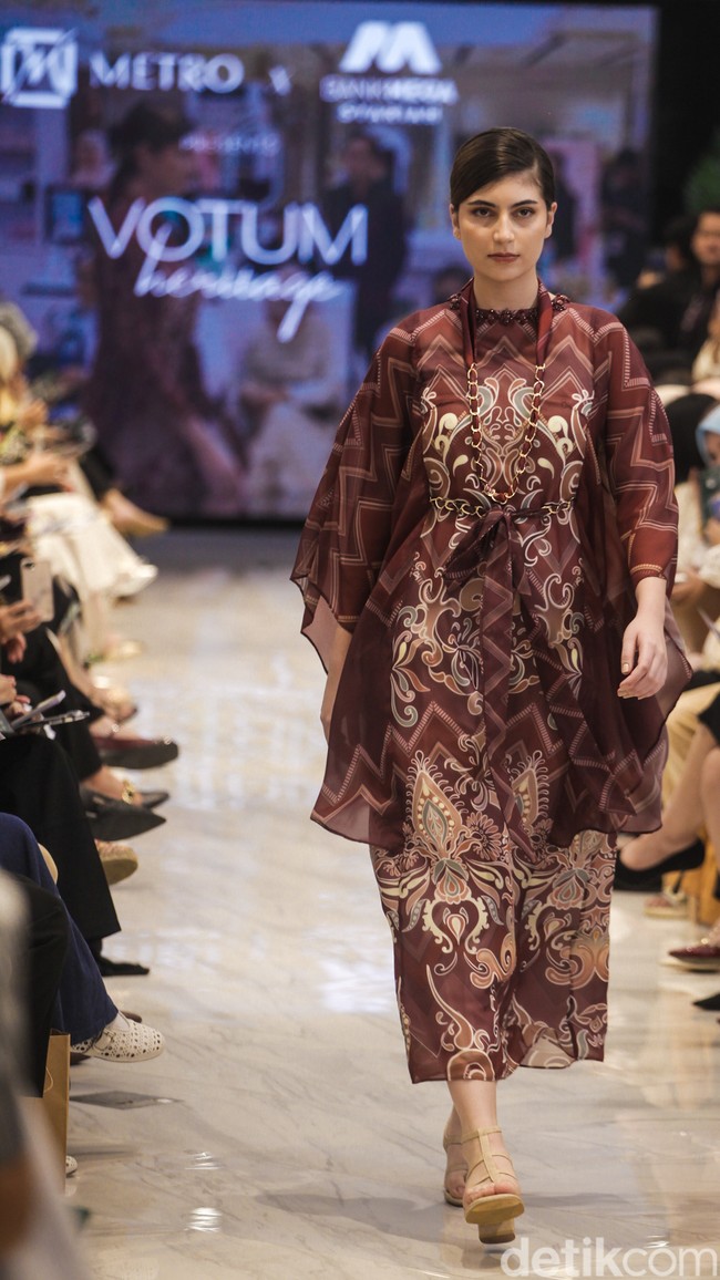 Voltum Heritage, koleksi ready to wear dari Sebastian Gunawan menghadirkan busana dengan permainan motif grafis dan potongan yang elegan.Fashion show Votum Heritage digelar di METRO Plaza Senayan, Jakarta. Kamis, [6/3/2025].  Foto: Dok. Andhika Prasetia.