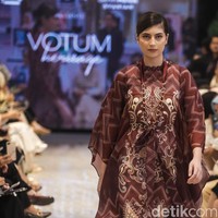 Voltum Heritage, koleksi ready to wear dari Sebastian Gunawan menghadirkan busana dengan permainan motif grafis dan potongan yang elegan.Fashion show Votum Heritage digelar di METRO Plaza Senayan, Jakarta. Kamis, [6/3/2025].  Foto: Dok. Andhika Prasetia.