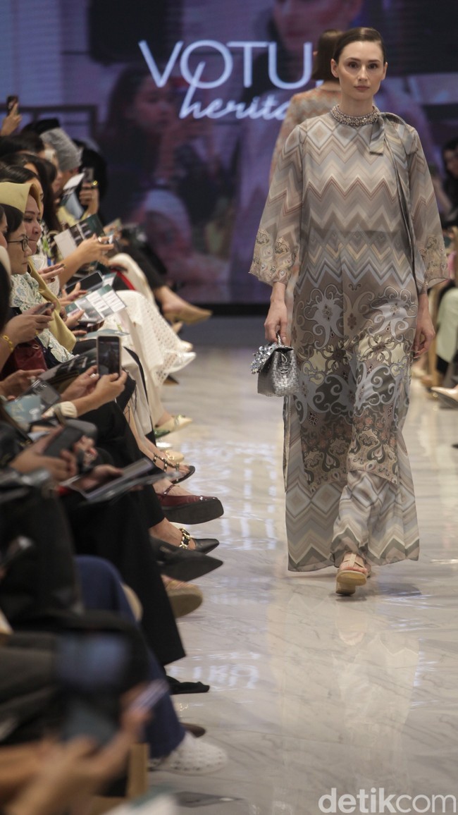 Voltum Heritage, koleksi ready to wear dari Sebastian Gunawan menghadirkan busana dengan permainan motif grafis dan potongan yang elegan.Fashion show Votum Heritage digelar di METRO Plaza Senayan, Jakarta. Kamis, [6/3/2025].  Foto: Dok. Andhika Prasetia.