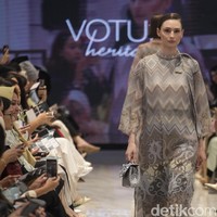 Voltum Heritage, koleksi ready to wear dari Sebastian Gunawan menghadirkan busana dengan permainan motif grafis dan potongan yang elegan.Fashion show Votum Heritage digelar di METRO Plaza Senayan, Jakarta. Kamis, [6/3/2025].  Foto: Dok. Andhika Prasetia.