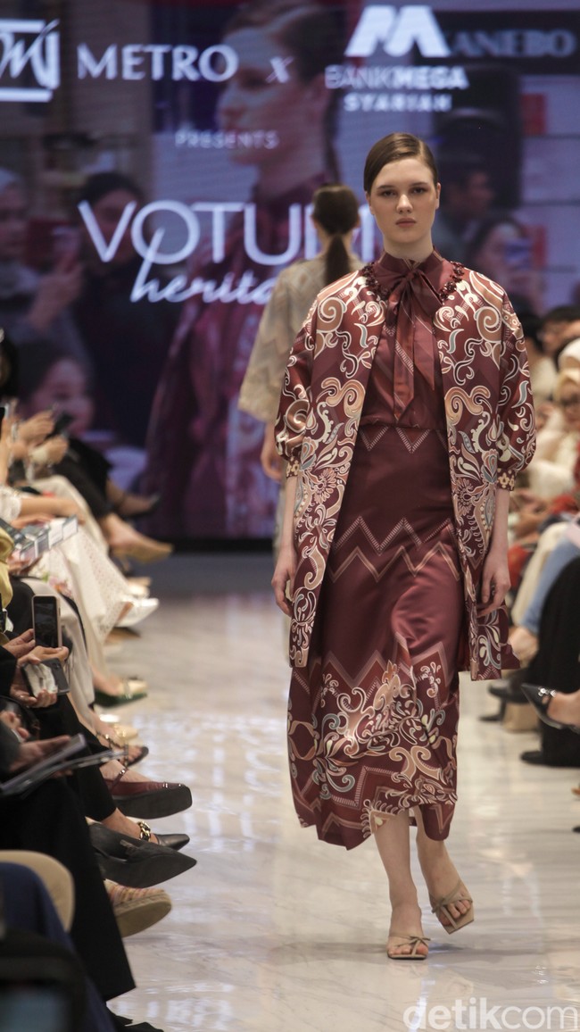 Voltum Heritage, koleksi ready to wear dari Sebastian Gunawan menghadirkan busana dengan permainan motif grafis dan potongan yang elegan.Fashion show Votum Heritage digelar di METRO Plaza Senayan, Jakarta. Kamis, [6/3/2025]. Foto: Dok. Andhika Prasetia.