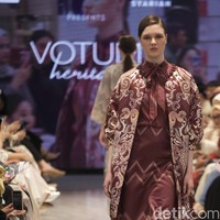 Voltum Heritage, koleksi ready to wear dari Sebastian Gunawan menghadirkan busana dengan permainan motif grafis dan potongan yang elegan.Fashion show Votum Heritage digelar di METRO Plaza Senayan, Jakarta. Kamis, [6/3/2025]. Foto: Dok. Andhika Prasetia.