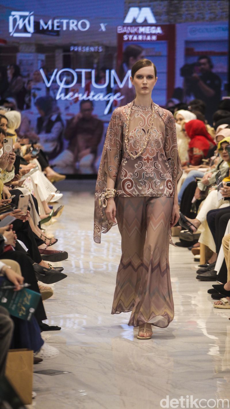 Model memperagakan busana rancangan Voltum Heritage dalam Metro Festive Raya Fashion Show 2025 di Plaza Senayan, Jakarta, Kamis (6/3/2025). Dalam gelaran Festive Raya kali ini, Metro menggandeng empat desainer Indonesia.
