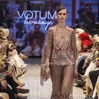 Voltum Heritage, koleksi ready to wear dari Sebastian Gunawan menghadirkan busana dengan permainan motif grafis dan potongan yang elegan.Fashion show Votum Heritage digelar di METRO Plaza Senayan, Jakarta. Kamis, [6/3/2025].  Foto: Dok. Andhika Prasetia.