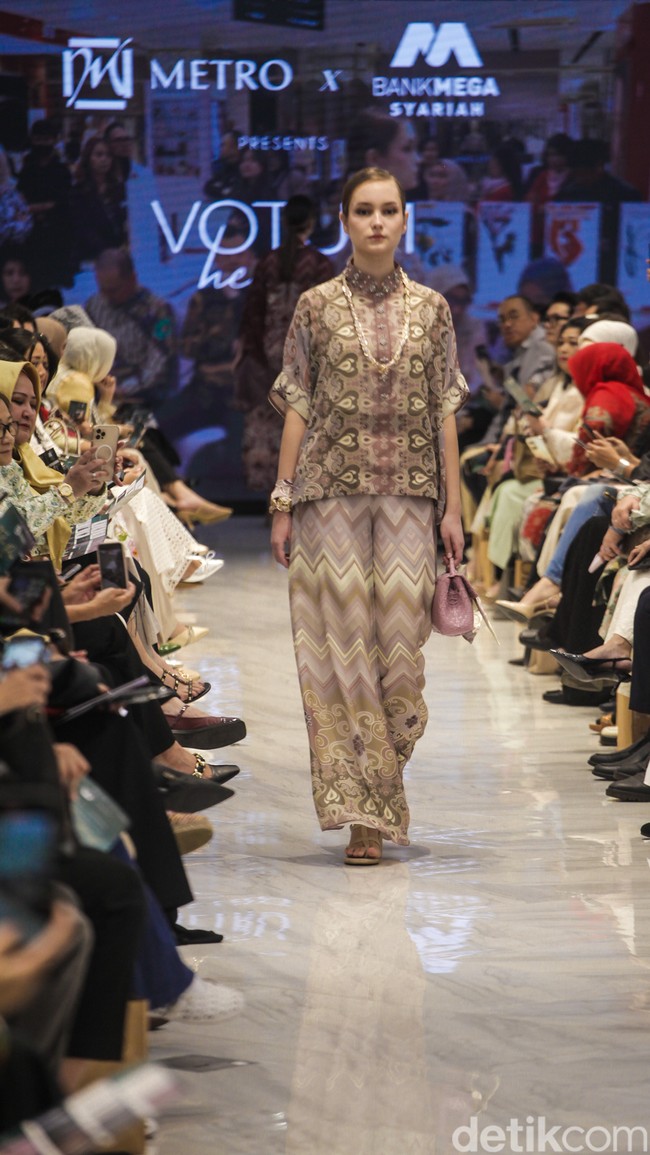 Voltum Heritage, koleksi ready to wear dari Sebastian Gunawan menghadirkan busana dengan permainan motif grafis dan potongan yang elegan.Fashion show Votum Heritage digelar di METRO Plaza Senayan, Jakarta. Kamis, [6/3/2025]. Foto: Dok. Andhika Prasetia.
