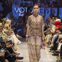 Voltum Heritage, koleksi ready to wear dari Sebastian Gunawan menghadirkan busana dengan permainan motif grafis dan potongan yang elegan.Fashion show Votum Heritage digelar di METRO Plaza Senayan, Jakarta. Kamis, [6/3/2025]. Foto: Dok. Andhika Prasetia.