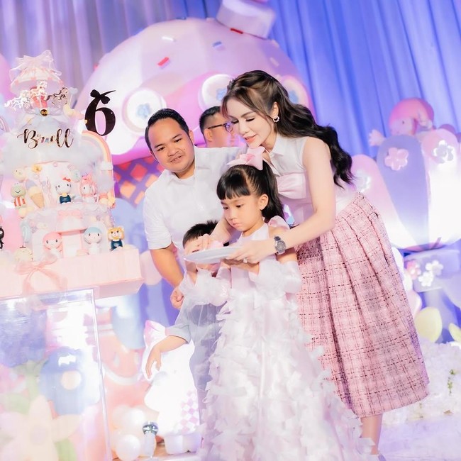 Momo Geisha menikah dengan pengusaha Nicola Reza Samudra pada April 2017. Usia Reza tiga tahun lebih muda dari Momo. Keduanya kini dikaruniai dua anak. Foto: Instagram: @therealmomogeisha