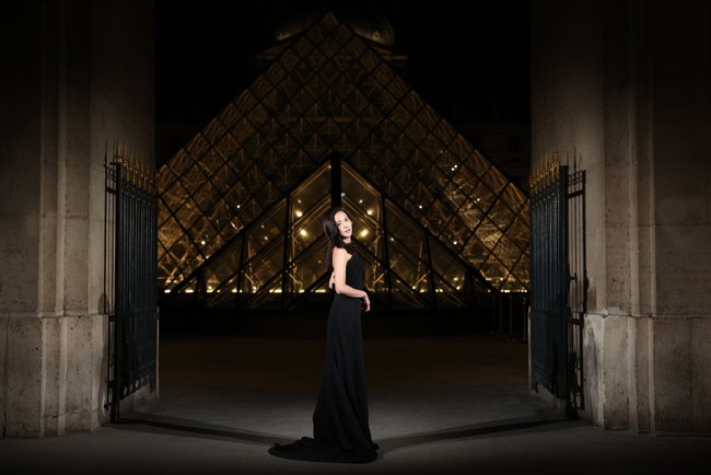 Sementara Lisa, rekan satu grupnya di Blackpink, tampil di panggung Oscars, Jisoo bersinar di Le Grande Dîner du Louvre dengan gaun hitam strapless dan kalung berlian yang berkilauan. (Foto: Pascal Le Segretain/Getty Images)