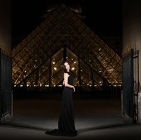 Sementara Lisa, rekan satu grupnya di Blackpink, tampil di panggung Oscars, Jisoo bersinar di Le Grande Dîner du Louvre dengan gaun hitam strapless dan kalung berlian yang berkilauan. (Foto: Pascal Le Segretain/Getty Images)