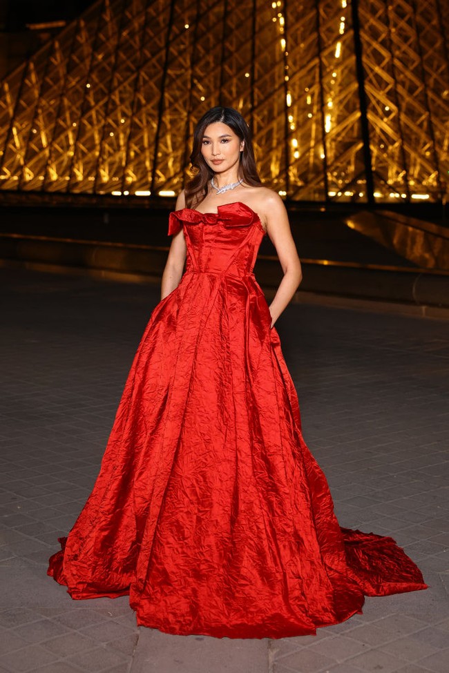 Gemma Chan sukses mengalihkan atensi berkat gaun merah mencolok rancangan Jason Wu. (Foto: Marc Piasecki/Getty Images)