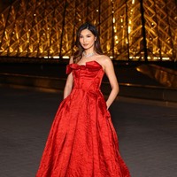 Gemma Chan sukses mengalihkan atensi berkat gaun merah mencolok rancangan Jason Wu. (Foto: Marc Piasecki/Getty Images)