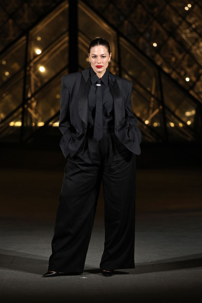 Di tengah dominasi gaun, Ashley Graham memilih tampilan maskulin dengan tuksedo hitam LGN Louis Gabriel Nouch. (Foto: Pascal Le Segretain/Getty Images)