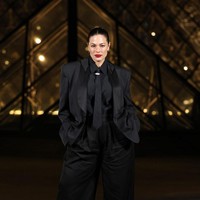 Di tengah dominasi gaun, Ashley Graham memilih tampilan maskulin dengan tuksedo hitam LGN Louis Gabriel Nouch. (Foto: Pascal Le Segretain/Getty Images)