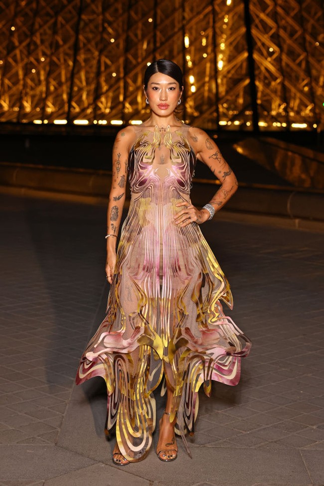 Penyanyi dan DJ Korea Selatan Peggy Gou mengenakan terusan dengan bagian keliman rok yang unik. (Foto: Marc Piasecki/Getty Images)