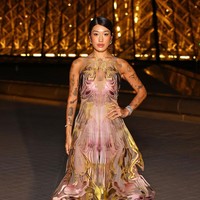 Penyanyi dan DJ Korea Selatan Peggy Gou mengenakan terusan dengan bagian keliman rok yang unik. (Foto: Marc Piasecki/Getty Images)