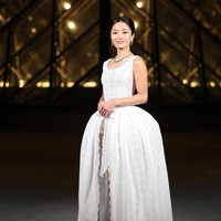 Bintang Shogun, Anna Sawai, terbang dari Los Angeles setelah menghadiri after-party Oscar 2025 ke Paris. Ia bekerja sama dengan penata gaya Karla Welch untuk mendapatkan busana berbahan renda berlubang Dior. (Foto: Pascal Le Segretain/Getty Images)