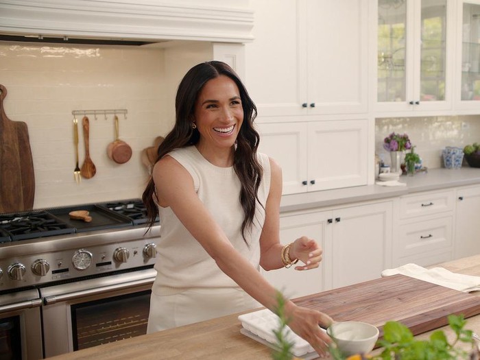 Gaya Meghan Markle di With Love Meghan Netflix