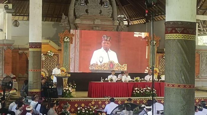 Gubernur Bali Wayan Koster berpidato dalam Rapat Paripurna Serah Terima Jabatan (Sertijab) Bupati dan Wakil Bupati (Wabup) Klungkung di Balai Budaya Ida Dewa Agung Istri Kanya, Kamis (6/3/2025). (Leona Wirawan/detikBali)