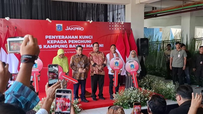 Gubernur DKI Jakarta Pramono Anung menyerahkan secara resmi kunci Kampung Susun Bayam (KSB) kepada warga.
