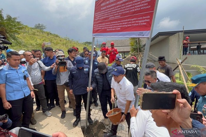 Gubernur Jawa Barat Dedi Mulyadi bersama Menteri Koordinator Pangan Zulkifli Hasan, Menteri Lingkungan Hidup Hanif Faisol Nurofiq, dan Bupati Bogor Rudy Susmanto di Hibisc Fantasy di Cisarua, Kabupaten Bogor, Jawa Barat, Kamis (6/3/2025).