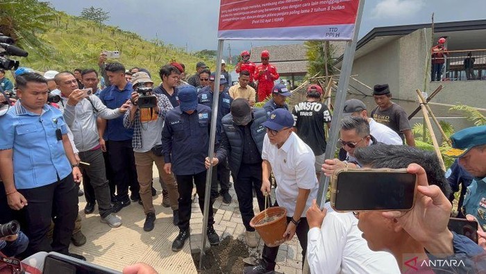 Gubernur Jawa Barat Dedi Mulyadi bersama Menteri Koordinator Pangan Zulkifli Hasan, Menteri Lingkungan Hidup Hanif Faisol Nurofiq, dan Bupati Bogor Rudy Susmanto di Hibisc Fantasy di Cisarua, Kabupaten Bogor, Jawa Barat, Kamis (6/3/2025).