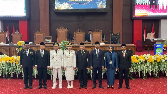 Gubernur  Sherly Tjoanda saat menghadiri rapat pleno di DPRD Maluku Utara.