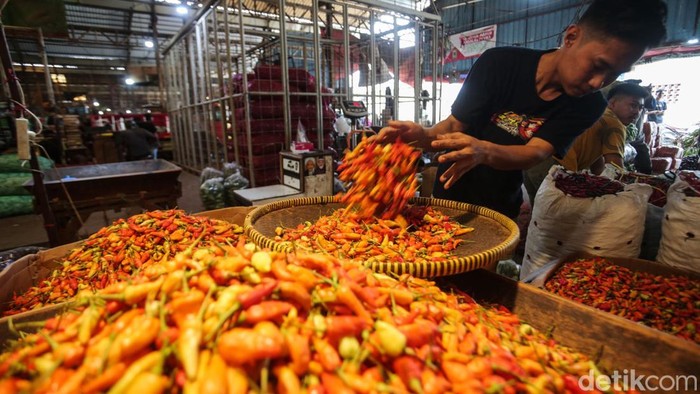 Sepekan ramadan, harga cabai rawit merah dan bawang merah berangsur turun. Hal itu diungkapkan oleh pedagang di Pasar Induk Cikarang.