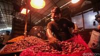 Sebelumnya Kementerian Pertanian (Kementan) memastikan pasokan cabai kembali normal setelah sempat berkurang akibat libur panen awal Ramadan dan faktor cuaca. Dengan pulihnya pasokan, harga cabai rawit merah di pasaran diperkirakan segera stabil.